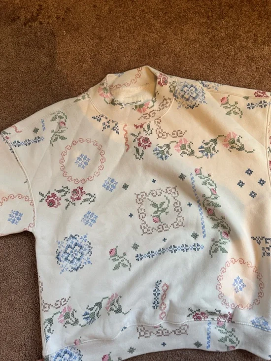 Women’s Abercrombie Cream Floral Cross-Stitch Print Sweatshirt - Picture 1 of 4